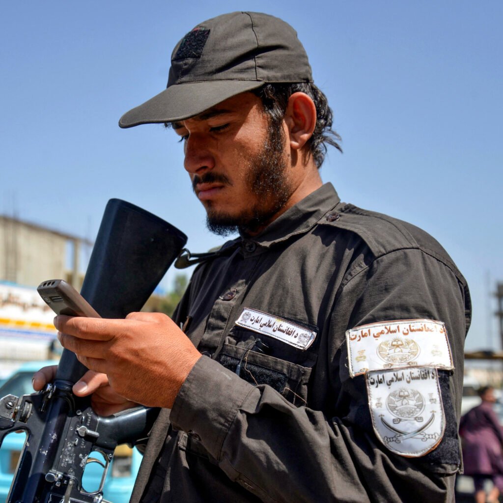 Afganistán impone una prohibición sobre los smartphones para los funcionarios públicos y militares 18int afghan smartphones anfoa mediumsquareat3x